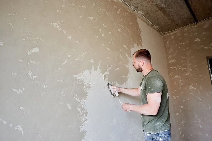 Как нанести короед: нанесение на стену декоративной штукатурки
